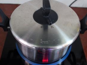 盖上盖子，煮沸之后，改为小火再熬煮3分钟；