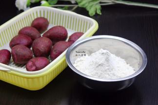 准备食材：紫薯、裹炸粉、白砂糖；PS：可以把白砂糖改为盐