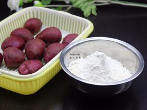 准备食材：紫薯、裹炸粉、白砂糖；PS：可以把白砂糖改为盐