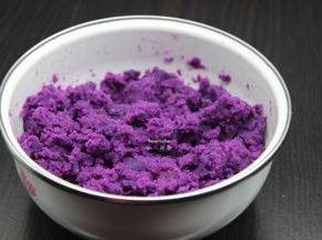 紫薯蒸熟，去皮，料理机打碎成紫薯泥