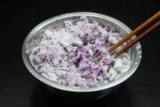 白砂糖用温水溶解，加入250克裹炸粉、紫薯泥中拌均，揉成团； PS：预约50克裹炸粉。
