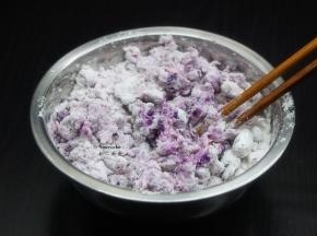 白砂糖用温水溶解，加入250克裹炸粉、紫薯泥中拌均，揉成团； PS：预约50克裹炸粉。