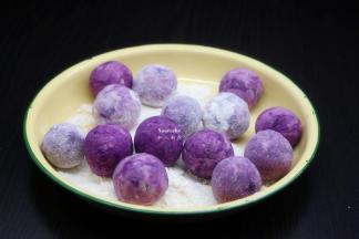 做的紫薯小丸子放入50克裹炸粉中均匀裹上粉；