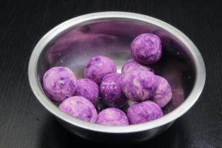 把紫薯面团，分成小团，揉成光滑的紫薯小丸子；