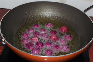 丸子炸至金黄色熟透，捞出即可。