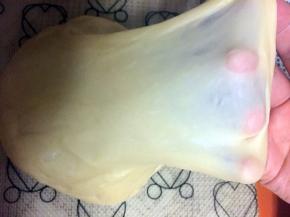 醒好的面团是可以出手套膜的。