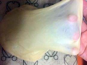 醒好的面团是可以出手套膜的。