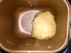 一个揉麵程序后醒发10分钟，浇入融化的黄油，再一个揉面程序。