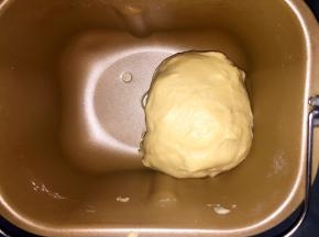 一个揉麵程序后醒发10分钟，浇入融化的黄油，再一个揉面程序。
