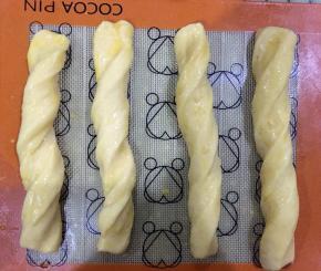 入烤箱30度发酵至2倍大小，刷蛋液。