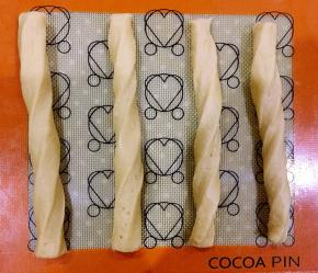 将条形面团扭起来，注意一定要醒透，不然扭起来了会回缩的。