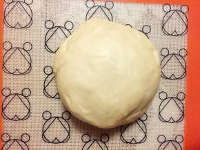 揉好的面团绵软不粘手。醒发20分钟。