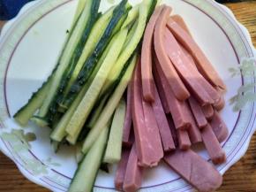 黄瓜洗干净切细条，香肠切细条