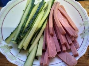 黄瓜洗干净切细条，香肠切细条