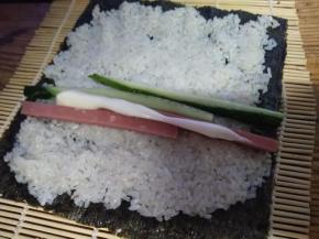 放香肠、黄瓜和沙拉酱