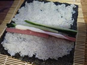 放香肠、黄瓜和沙拉酱