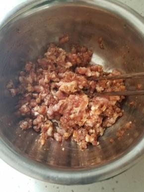 先把猪肉馅加少许酱油腌渍一下。