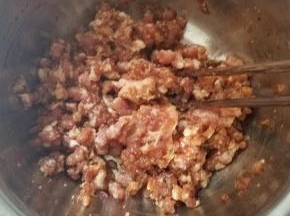 先把猪肉馅加少许酱油腌渍一下。