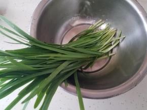韭菜摘干净，有黄叶的地方也要掐掉哟。