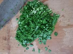 然后把韭菜切沫。