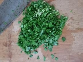 然后把韭菜切沫。