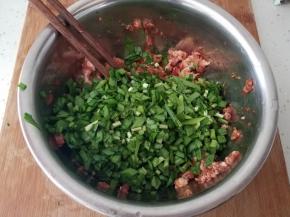 把韭菜末直接加到腌渍好的肉馅中。