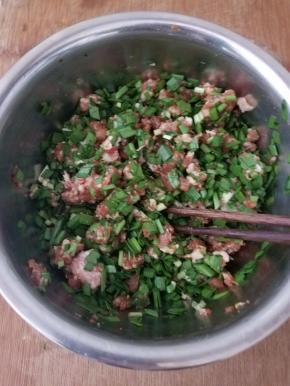 加入一大勺植物油后，搅拌均匀。