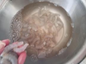 这个时候，把去壳后的虾仁用清水冲洗一下。