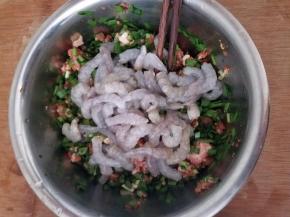 沥水后加入馅料盆内。