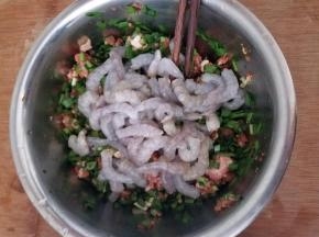 沥水后加入馅料盆内。