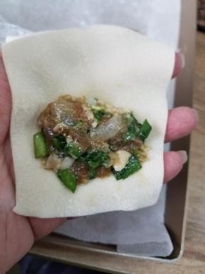 取出一块面皮，放上少许馅料，保证一个大虾仁哟。