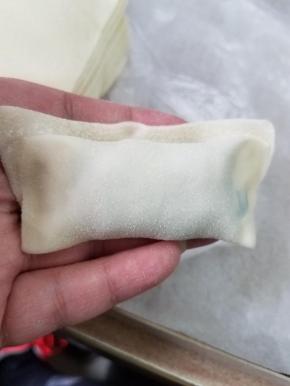 向上折2下，两边掐紧。