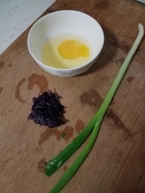 然后开始准备馄饨的汤头。