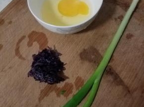 然后开始准备馄饨的汤头。