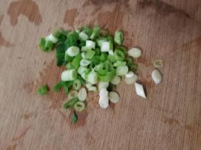 小葱洗净切碎。