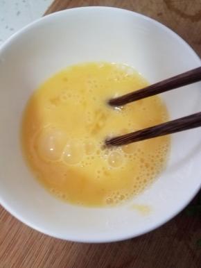 鸡蛋打散。