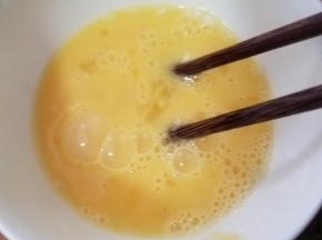 鸡蛋打散。