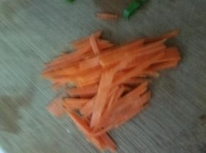 胡萝卜切条。