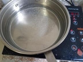 准备一个锅，加水烧开。