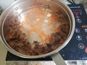 水沸腾后，加入一勺盐，紫菜，胡萝卜丝。