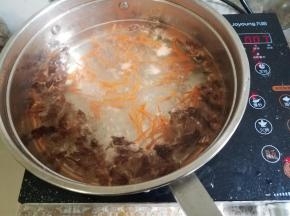 水沸腾后，加入一勺盐，紫菜，胡萝卜丝。