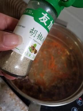 喜欢的话，再来一点白胡椒粉。