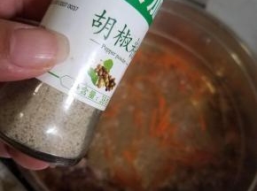 喜欢的话，再来一点白胡椒粉。