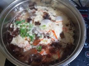 撒上葱花，关火备用。