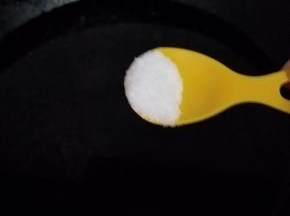 再准备一锅清水，加一勺盐盖上盖子，等水烧开。