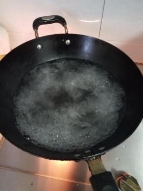 在清水完全沸腾后，打开盖子。