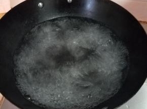 在清水完全沸腾后，打开盖子。