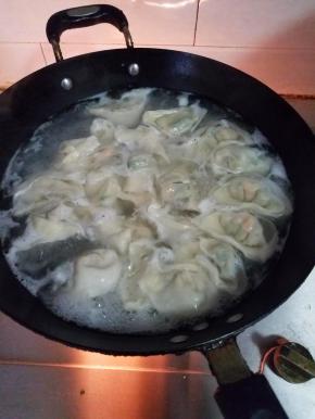 当清水再次沸腾后，加入半碗清水，然后等水再次沸腾，此动作连续两次后，我们的馄饨就熟透了，关火。