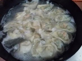 当清水再次沸腾后，加入半碗清水，然后等水再次沸腾，此动作连续两次后，我们的馄饨就熟透了，关火。