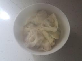 用漏勺沥水装入一个大碗内。